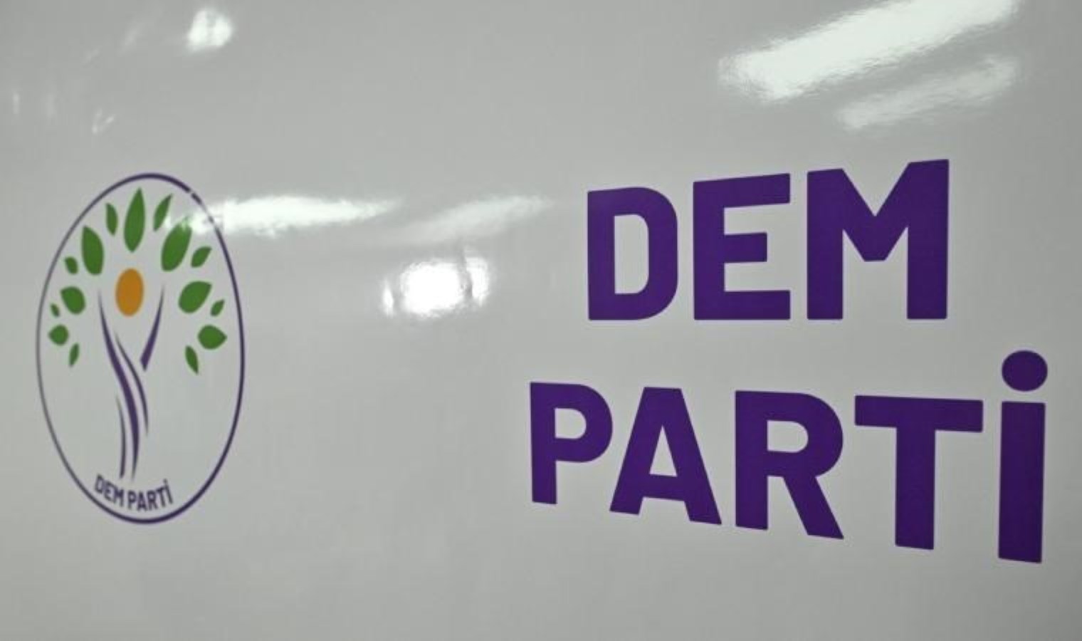 son-dakika-pkknin-fesih-kongresi-dem-partiden-8-maddelik-aciklama-tptT2Z9h.jpg