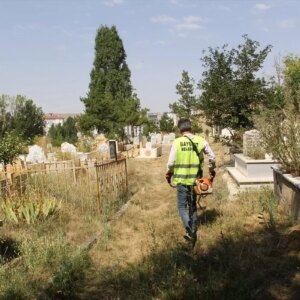 bayburtta mezarlik temizlik calismalari C7wlKWi1