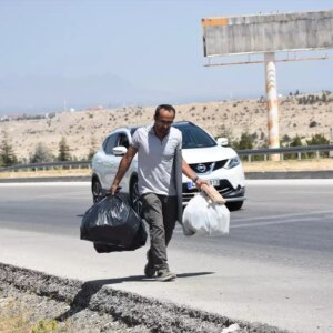 cevre icin cop toplayan akademisyen OvRqEFcG