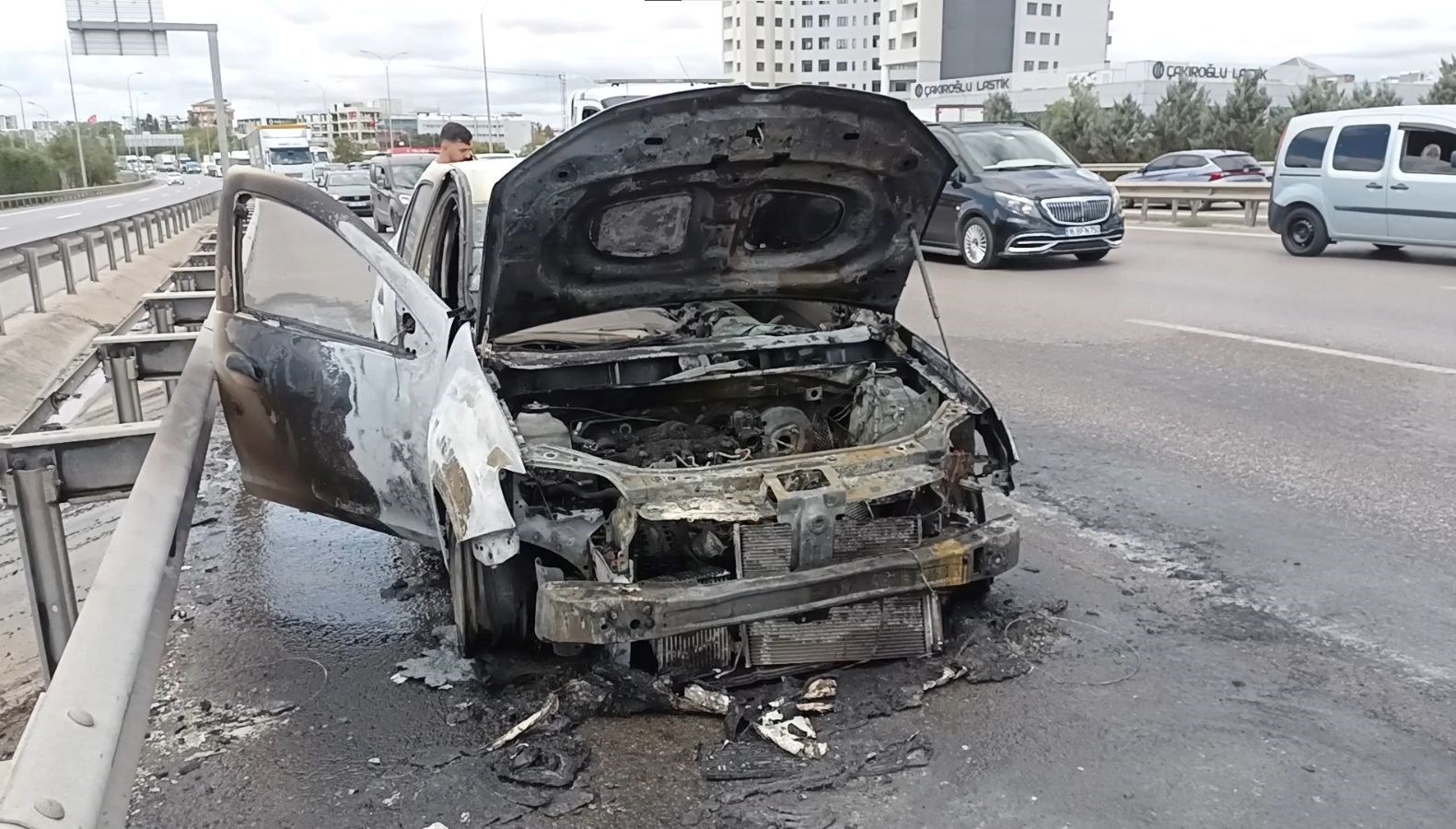 istanbulda yol ortasinda otomobil alev aldi ufh4jjqQ