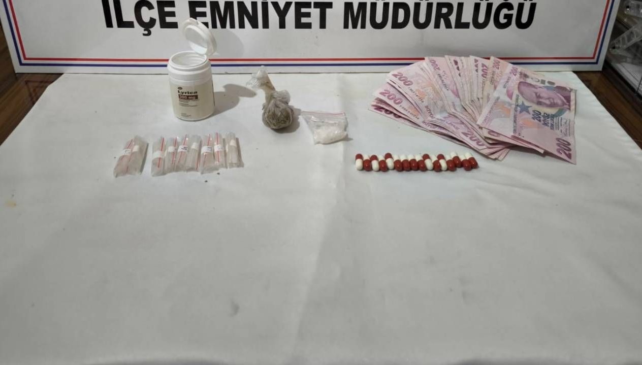 otomobilinde uyusturucuyla yakalanandi gozaltina alindi TKKMxg63