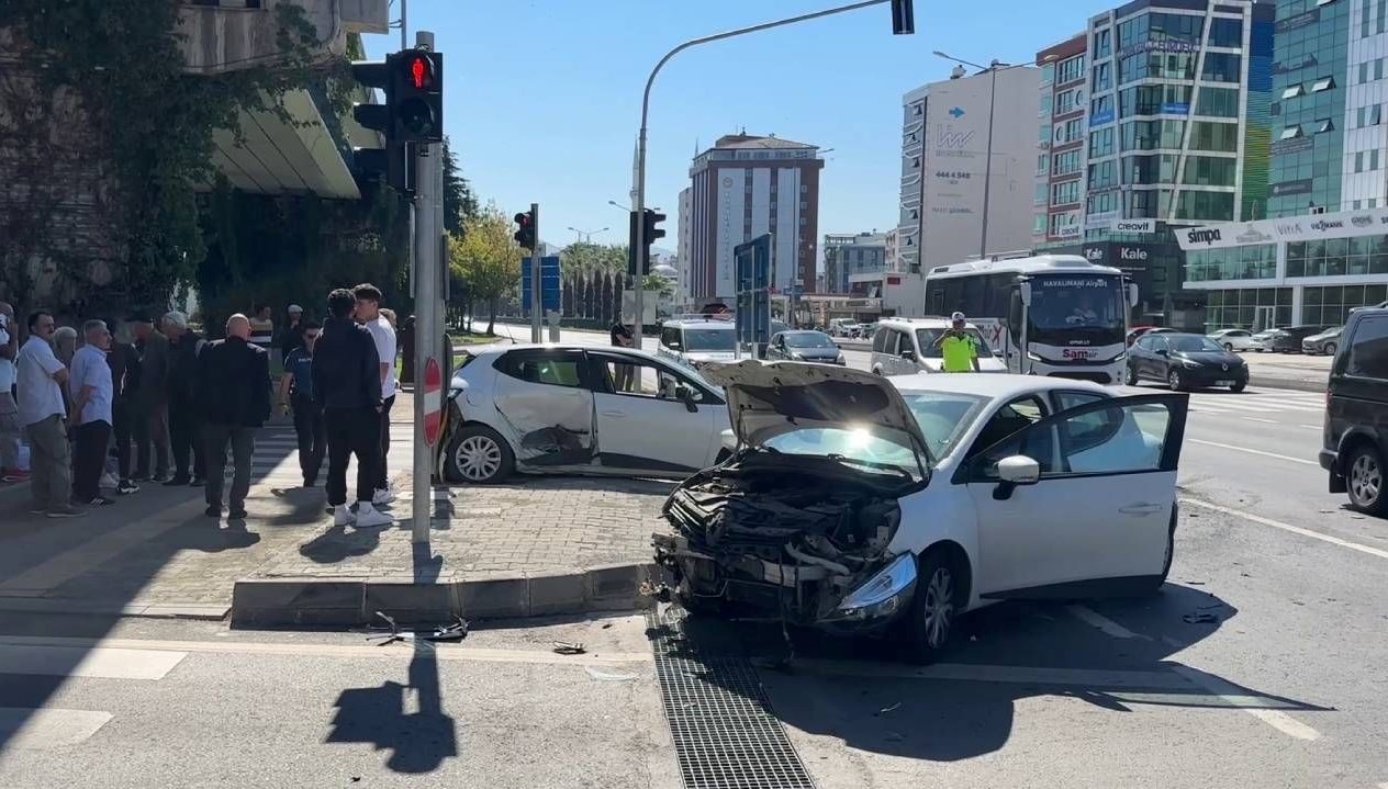 samsunda iki otomobil carpisti E8B8xMTN