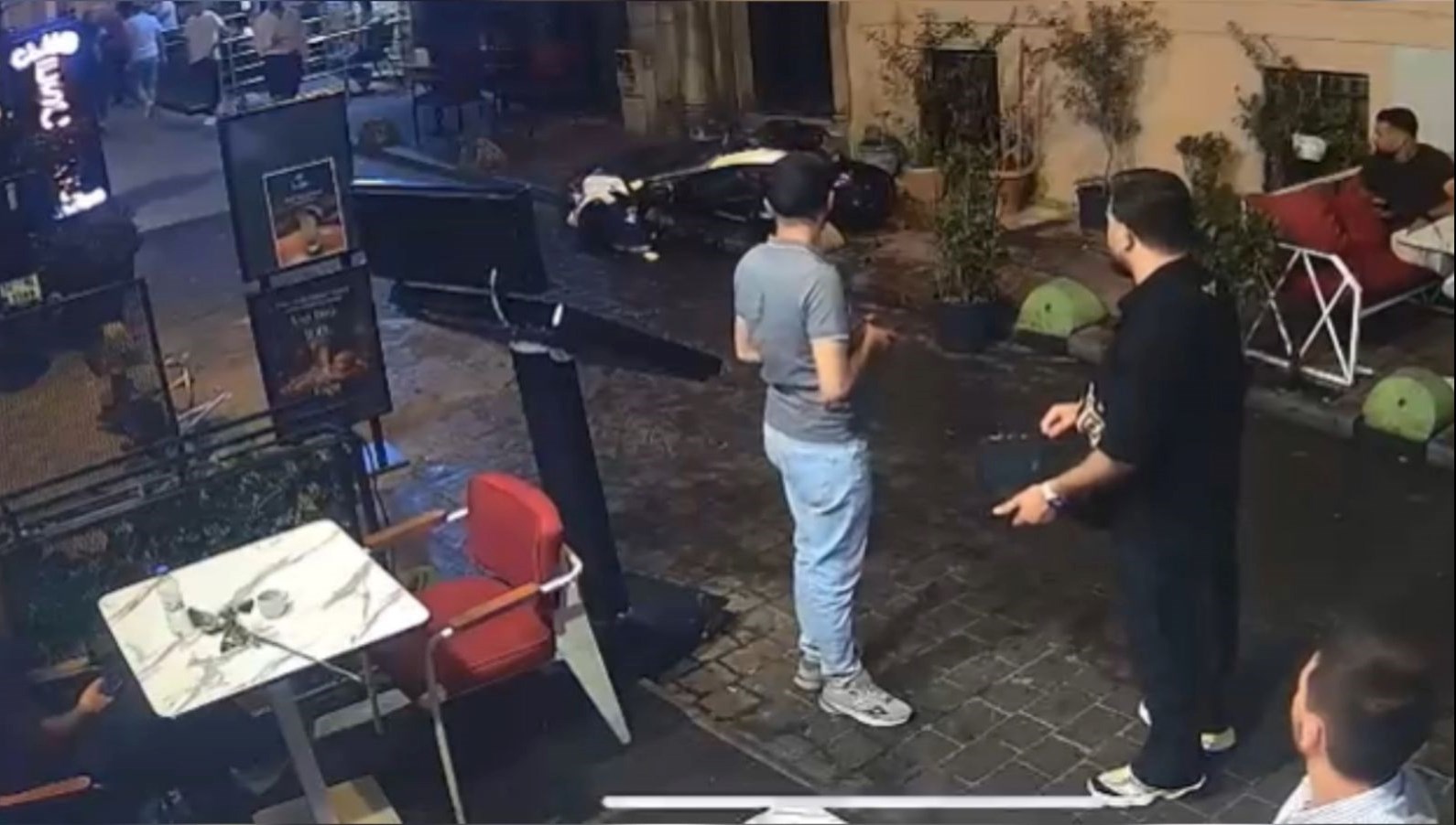 taksimde hareketli dakikalar once corba doktu sonra tekme atti fGKZPSrr