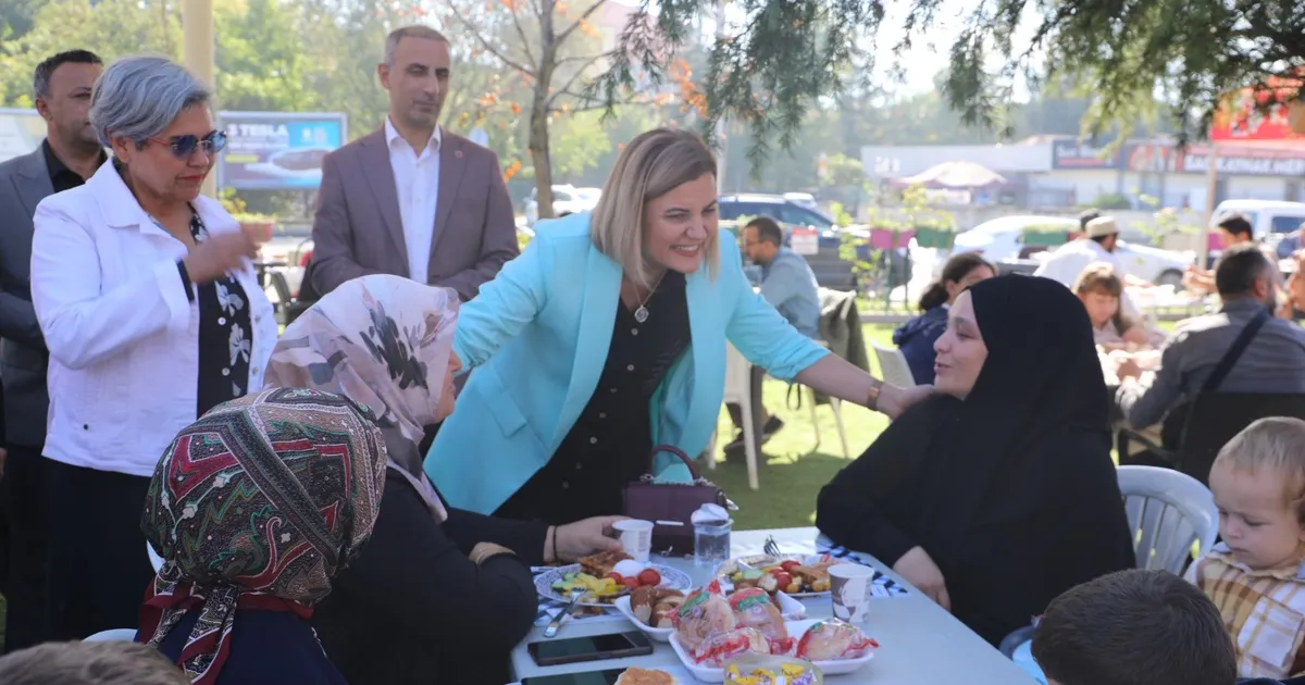 izmitte din gorevlileri aileleriyle agirlandi BUrStPdb