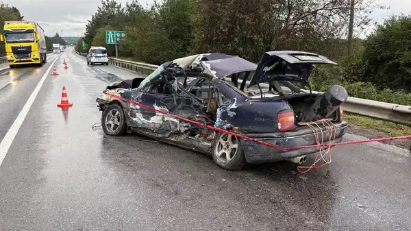 sakaryada feci kaza otobusle otomobil carpisti olu ve yaralilar var Ktkea4pD.jpg