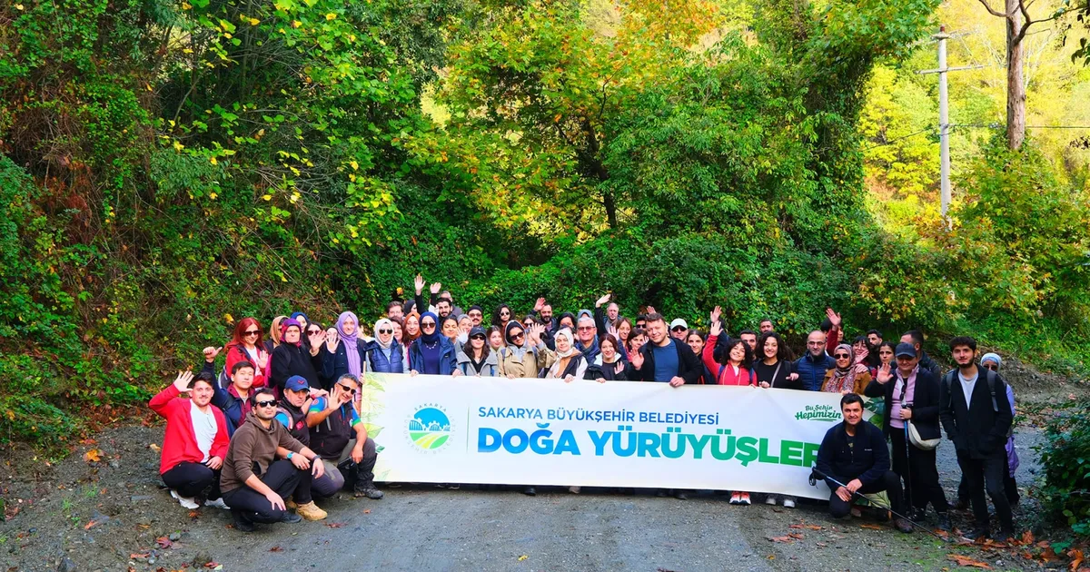 sakaryada sonbaharda buyuleyici rotada yuruyus mK2D88d6.webp