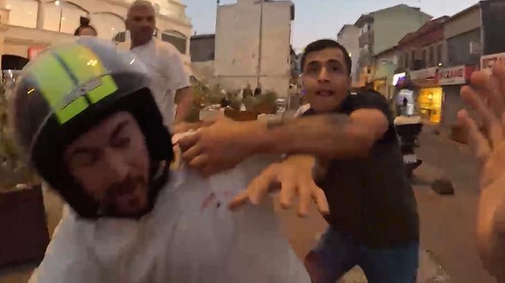 youtuberin tarlabasinda korku dolu anlari ne cekiyorsun diyerek arkadan saldirdilar Au3H1wwu.jpg