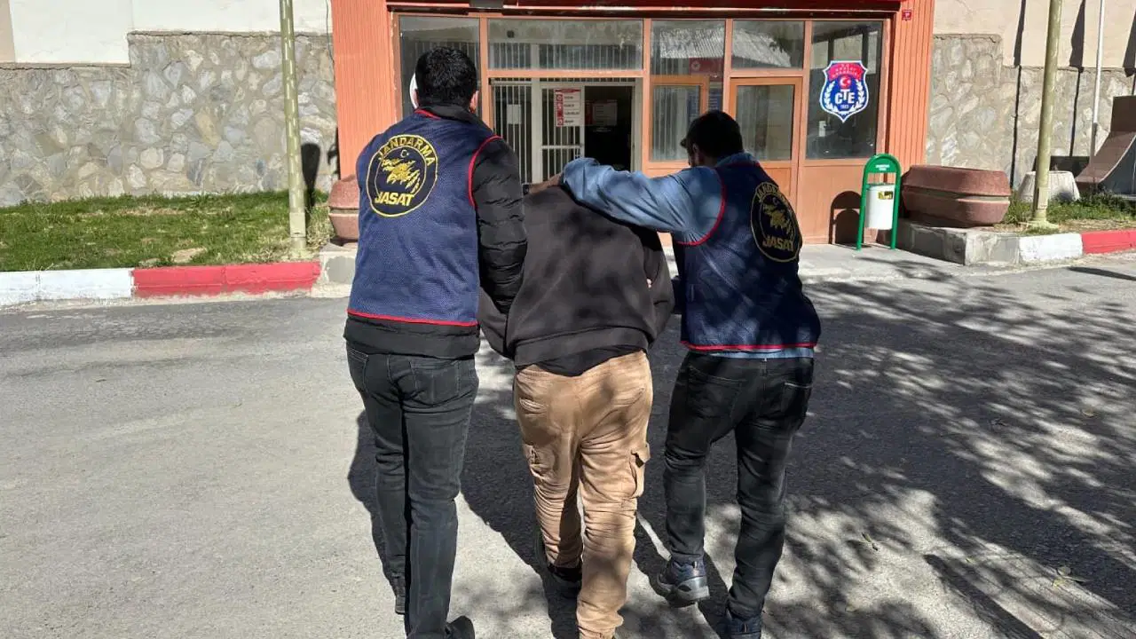 9 yildir araniyordu jandarma operasyonu ile yakalandi g8IEdSd3.jpg