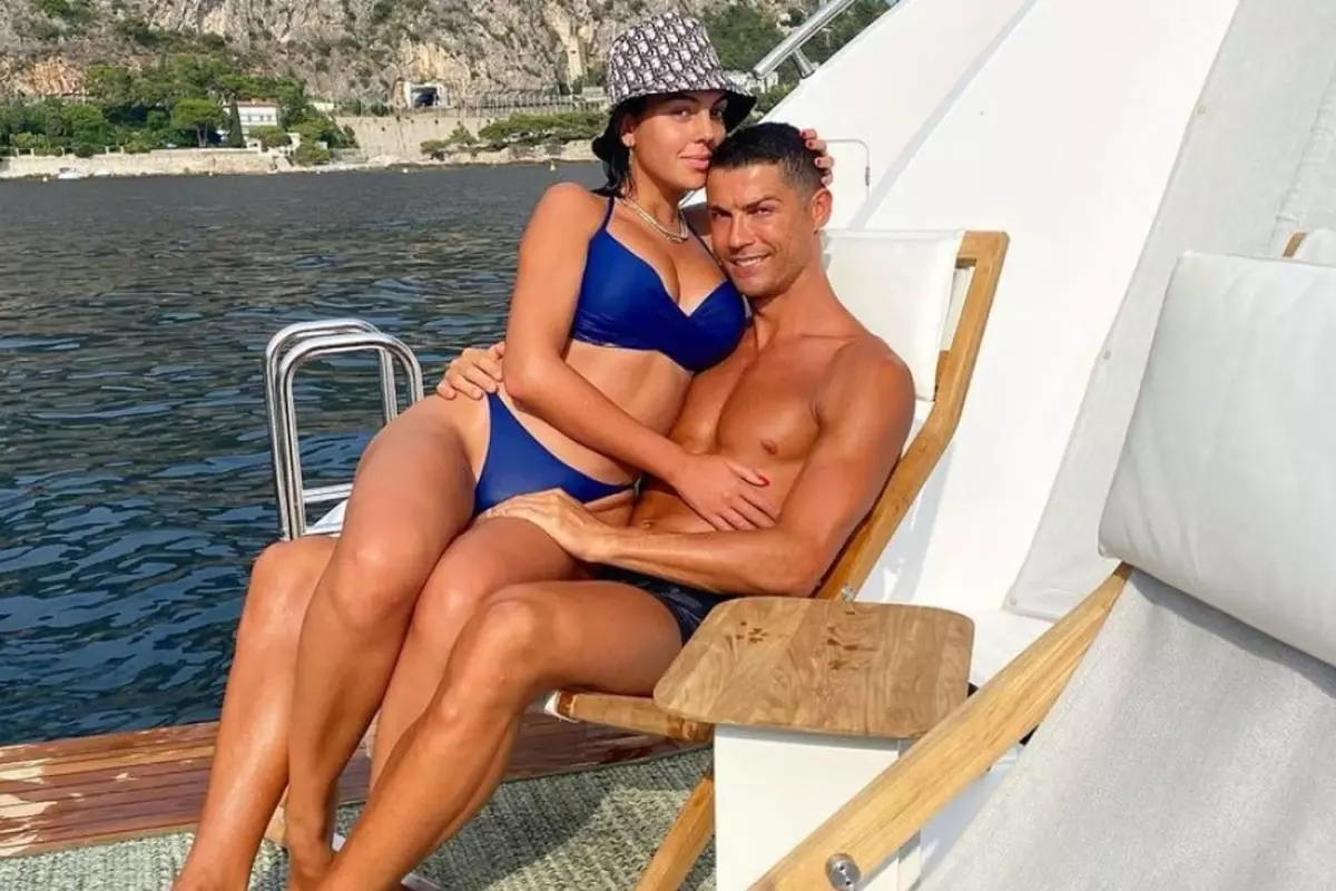cristiano ronaldodan sevgilisine servet degerinde yuzuk 7K1126ZL.jpg