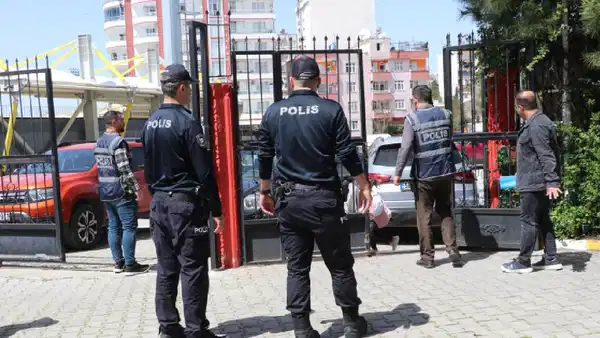 Bursa’da Okul İsimli Paylaşım Yapan Gençlerin Evinde Silahlar Bulundu