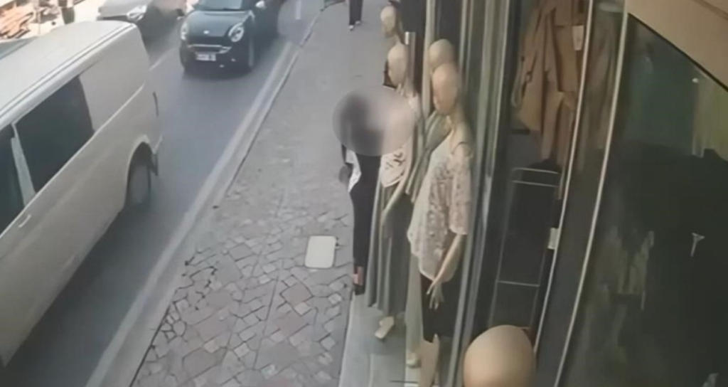 Cansız Mankenin Kıyafetlerini Giyen Kadın, İkinci Kez Hırsızlık Yaptı!