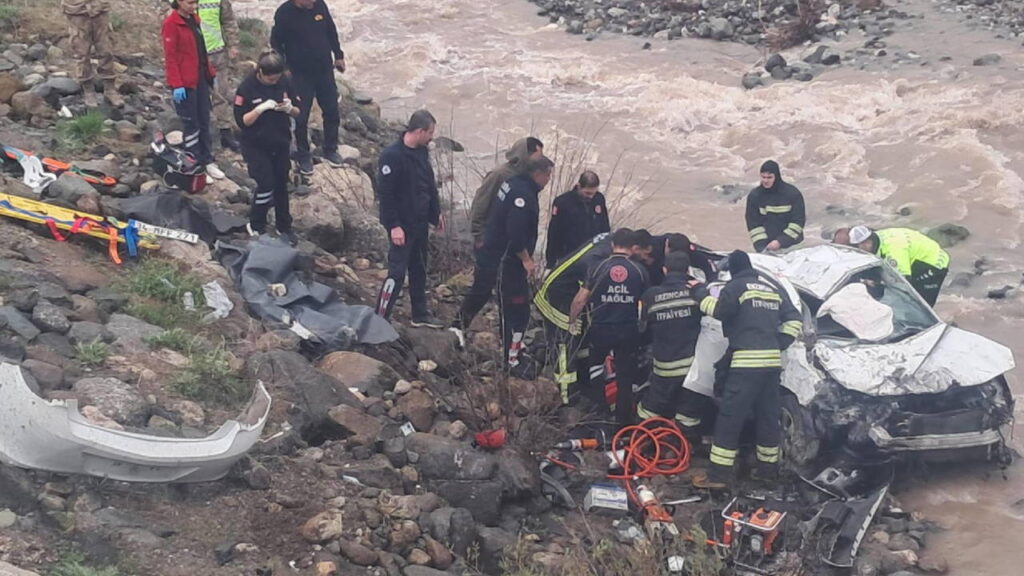 Erzincan’da Otomobil Dereye Düştü: İki Kişi Hayatını Kaybetti, Bir Kişi Ağır Yaralandı
